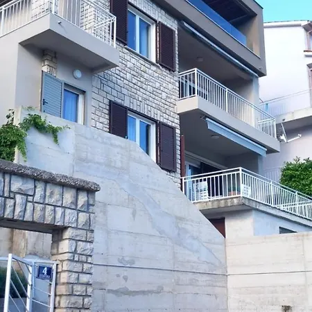 Suntop Apartment *